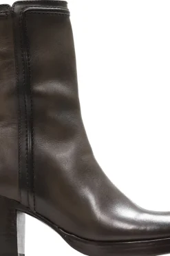 New Frye Jean Short Inside Zip
